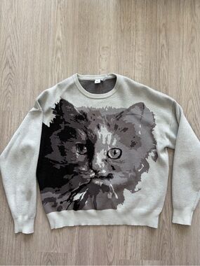 Simons Twik Crewneck Cat Sweater in Light Gray and Charcoal